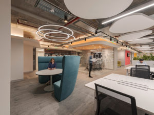 Diseño de oficinas modernas en GSK Ecuador por Contract Workplaces