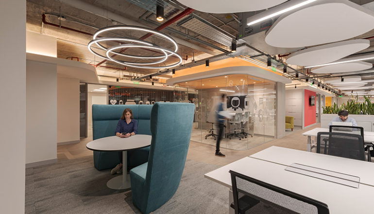 Diseño de oficinas modernas en GSK Ecuador por Contract Workplaces