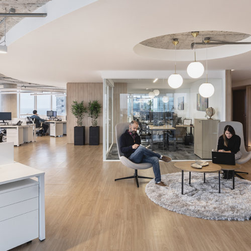 Oficina moderna de Compass Group Uruguay por Contract Workplaces