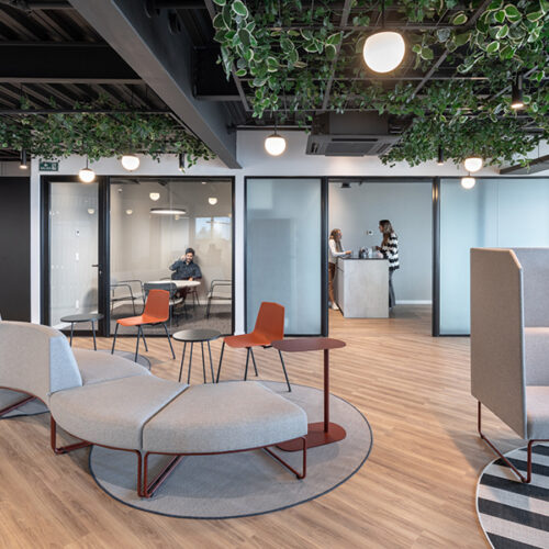 Diseño de oficinas Nuevocentro Shopping Uruguay por Contract Workplaces
