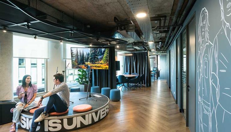 Arquitectura de oficinas de Universal Music Chile por Contract Workplaces