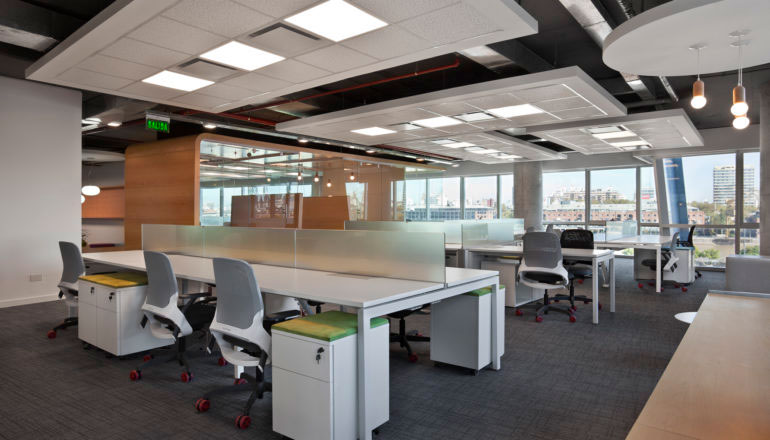 Construcci´pn de oficinas de Admifarm por Contract Workplaces