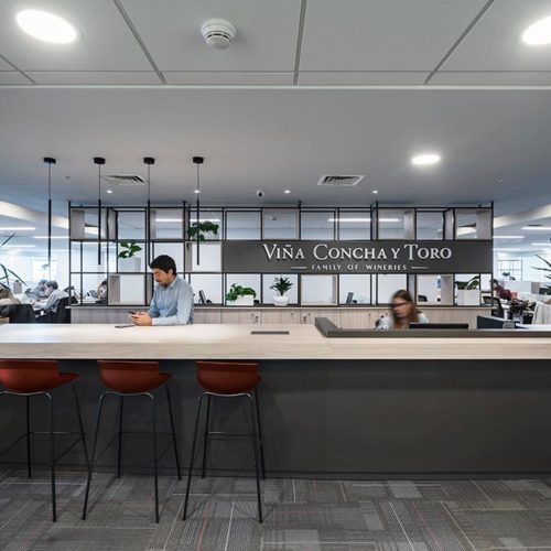 recepción de oficinas de concha y toro en chile diseñada por contract workplaces