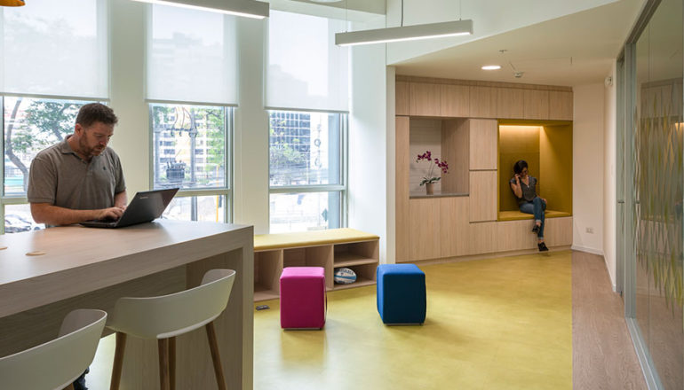 Interiores de oficinas Kantar Peru por Contract Workplaces