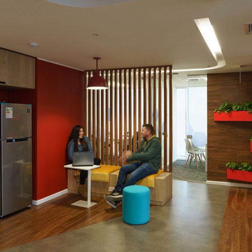 Oficina moderna de Glenmark Perú por Contract Workplaces