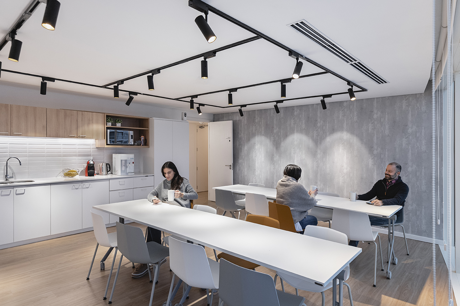 Diseño de oficinas de Compass Group Uruguay por Contract Workplaces
