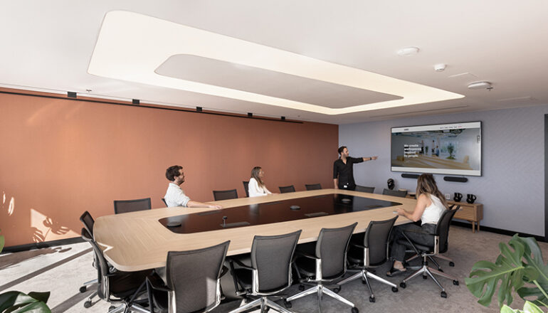 Arquitectura de interiores de oficinas Arcos Dorados Uruguay por Contract Workplaces