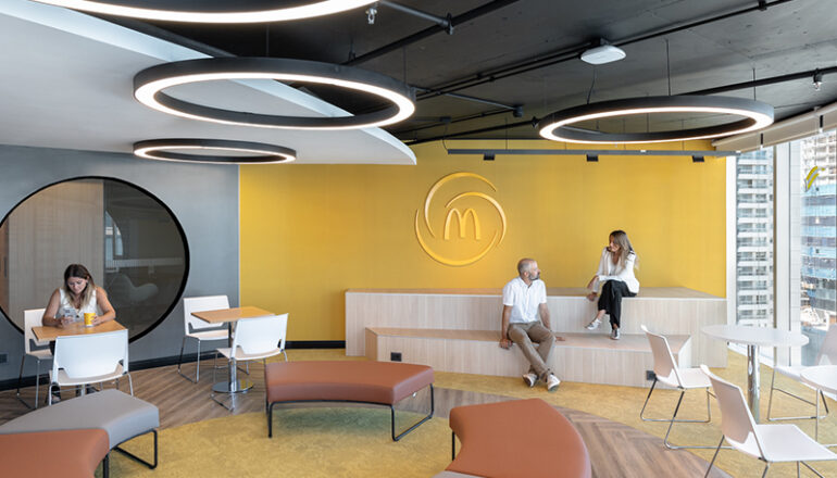 Modernas oficinas Arcos Dorados Uruguay por Contract Workplaces