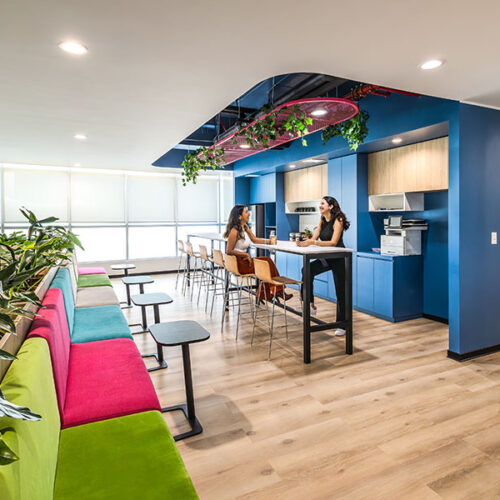 Interiorismo de oficinas Qroma Perú por Contract Workplaces