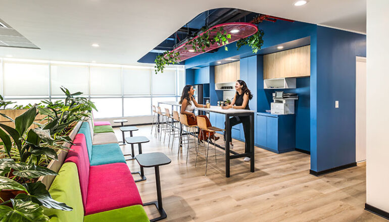 Interiorismo de oficinas Qroma Perú por Contract Workplaces
