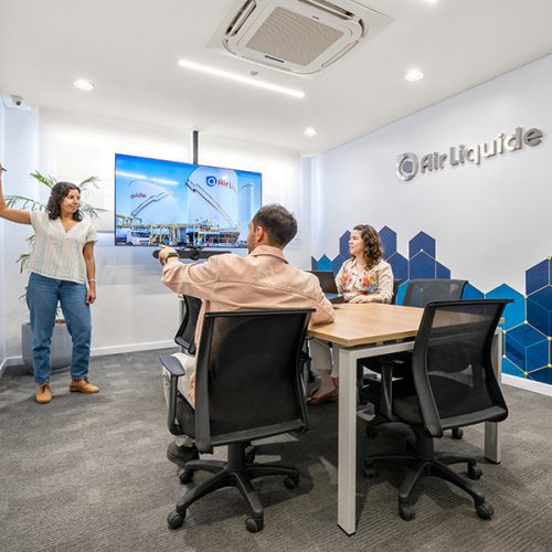 Oficinas modernas de Air Liquide Paraguay por Contract Workplaces