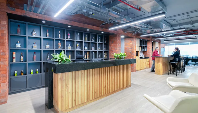 Diseño corporativo de Destilería La Caravedo Perú por Contract Workplaces