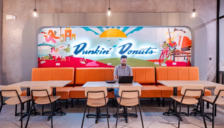 Diseño de restaurante moderno de Dunkin Donuts por Contract Workplaces