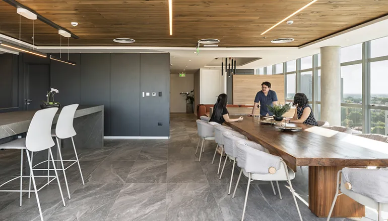 Interiores de áreas comunes de Edificio Farmazona Paraguay por Contract Workplaces