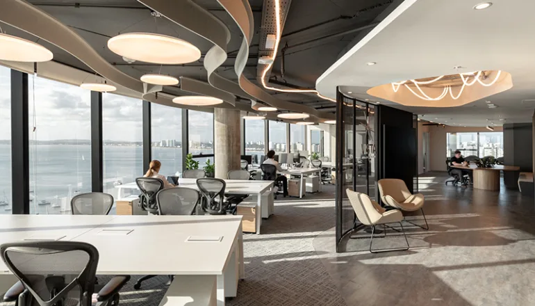 Oficinas modernas de Vista Energy Uruguay por Contract Workplaces