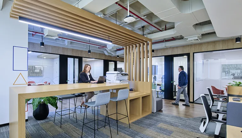 Arquitectos de oficinas de Banco BCI Perú por Contract Workplaces