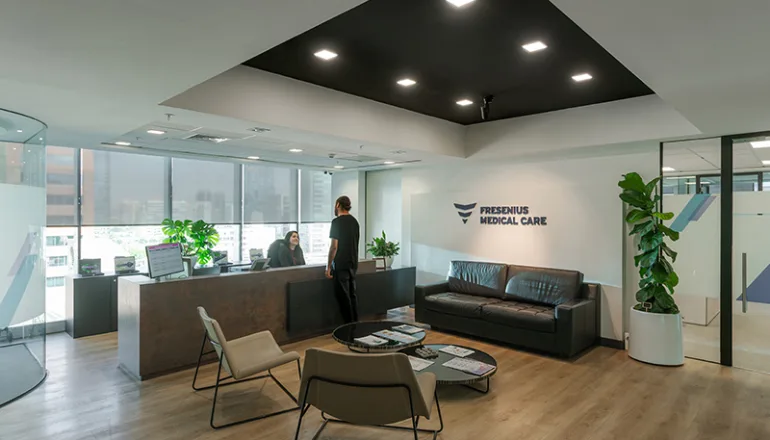 Diseño de oficinas de Fresenius Medical Care Chile por Contract Workplaces