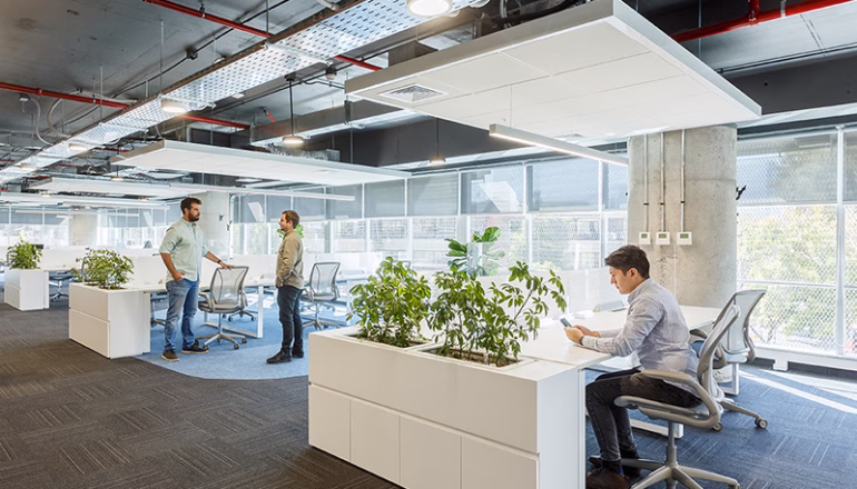 Diseño de oficina de Siemens Industry + Siemens Healthineers Chile por Contract Workplaces