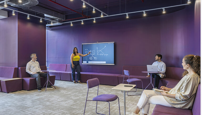 Oficinas modernas de Fravega Argentina por Contract Workplaces
